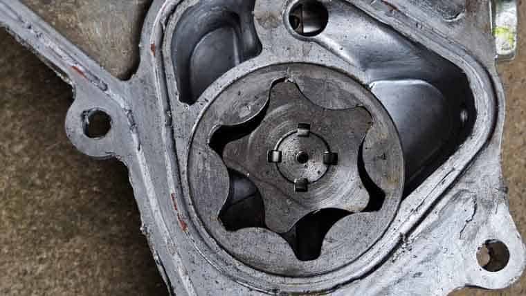 5-Symptoms-of-a-Bad-Oil-Pump-in-your-car.jpg