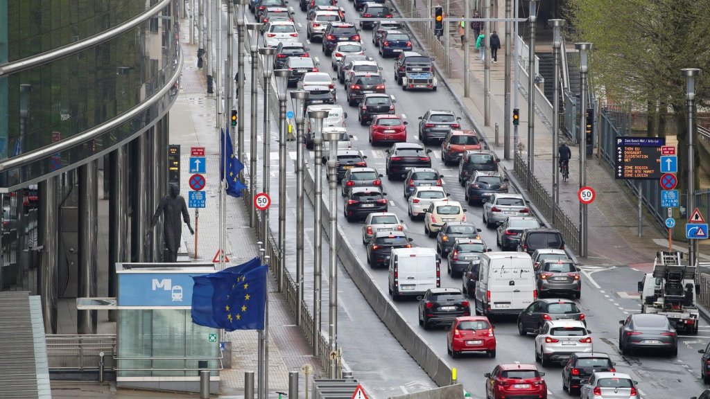 brussels-se-cam-oto-chay-bang-dong-co-diesel-vao-nam-2030-va-oto-chay-bang-xang-vao-nam-2035.jpg