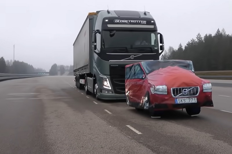 Công nghệ tránh va chạm của Volvo1.jpg