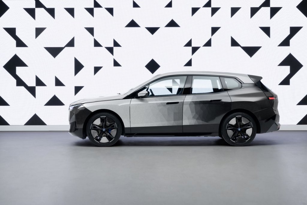 Công nghệ đổi màu ngoại thất mới của BMW được thử nghiệm trên xe điện BMW iX
