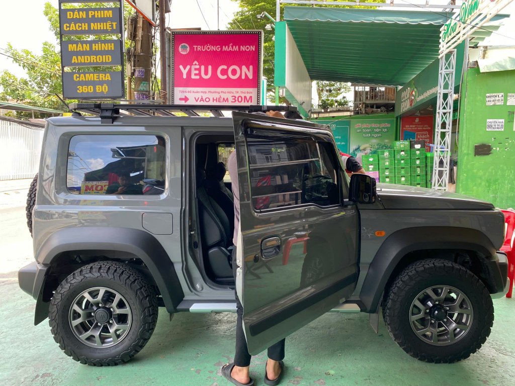 Suzuki Jimny KHÔNG CÓ chỗ để hành lý - Lắp ngay giá nóc Jimny ngay