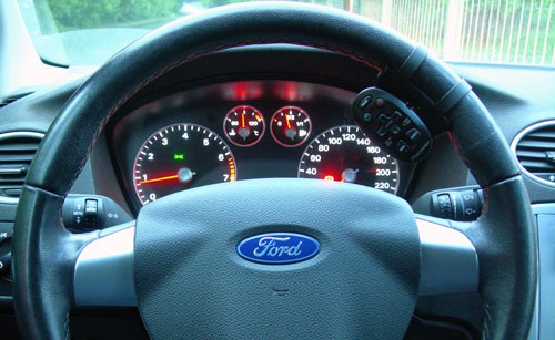 Huong-dan-cach-thao-dong-ho-Taplo-Ford-Focus (1).jpg