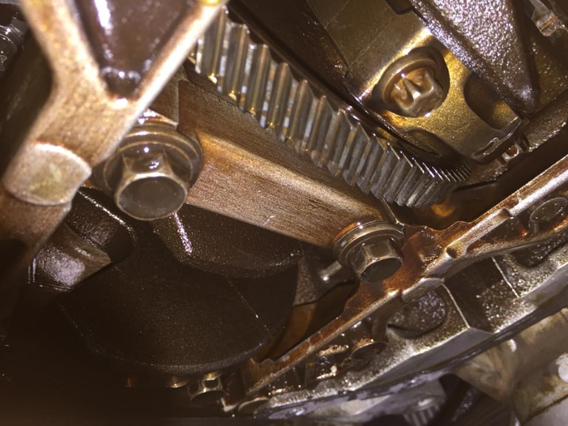 Mazda6 2005 vành răng phía trục cơ của đối trọng bị lệch, nổ máy có tiếng hú. 4.PNG