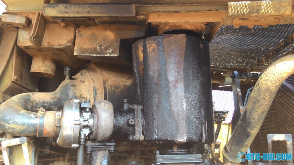 Máy ủi KOMATSU D65E-12 chảy dầu cổ xả Turbo tăng áp