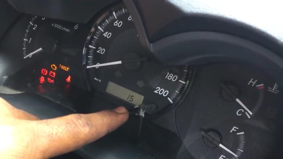 reset đèn báo thay dây đai Toyota HiLUX và fotuner 4.jpg