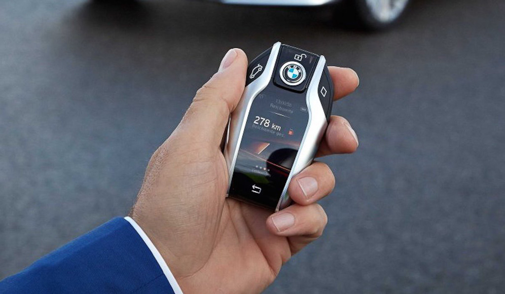 -the-bmw-7-series-key-has-a-full-color-touch-screen.jpg