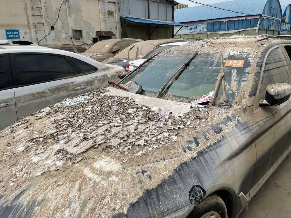 Xót quá với những chiếc xe bị ngập bùn đất sau lũ tại Trung Quốc