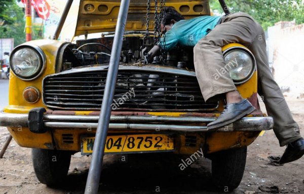 india-calcutta-kolkata-mechanic-repair-a-yellow-cab-a-hm-ambassador-BRHT4A.jpg