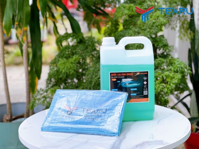 combo-nuoc-rua-kinh-o-to-grass-glass-clean-k-03-5l-va-khan-lau-xe-microfiber-cao-cap.jpg