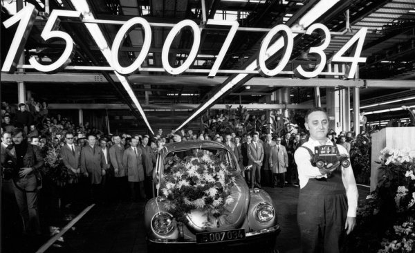 1972-VW-Beetle-record-breaker-sales 150000.jpg