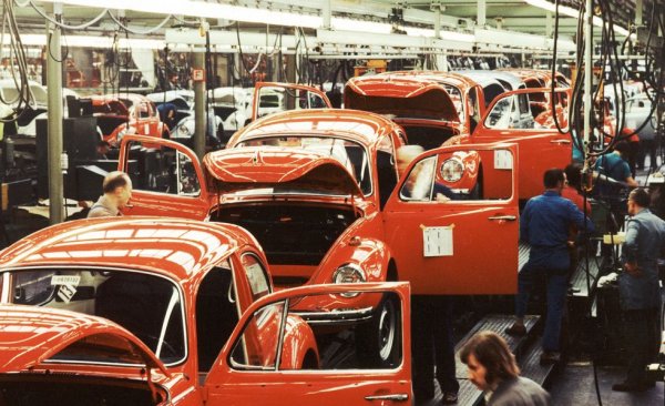 1973-VW-Beetles-assembly.jpg